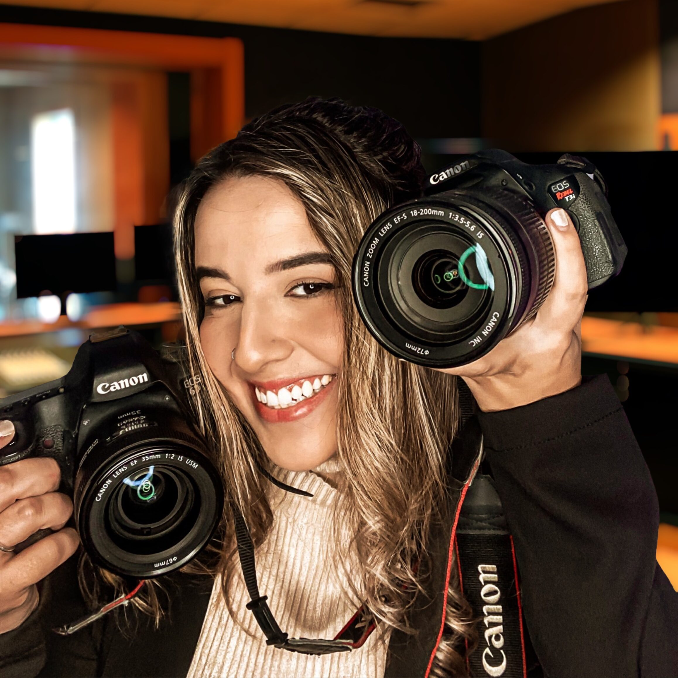 Nasci em Espumoso, uma cidadezinha do interior do Rio Grande do Sul, mas sempre sonhei em conhecer o mundo. Vivi três anos no Chile, onde estudei na Escola de Fotografia de Santiago, e já fotografei na Itália, Alemanha e nos Estados Unidos.

Com mais de 10 anos de experiência, sou fotógrafa especializada em gastronomia, turismo e hospitalidade. Acredito no poder das imagens para despertar desejo, contar histórias e fortalecer marcas.

Junto com meu sócio, Felipe, combinamos fotografia, vídeo e marketing para ajudar negócios a se destacarem no mercado. Meu objetivo? Capturar a essência do seu negócio e transformá-la em imagens que encantam e vendem.